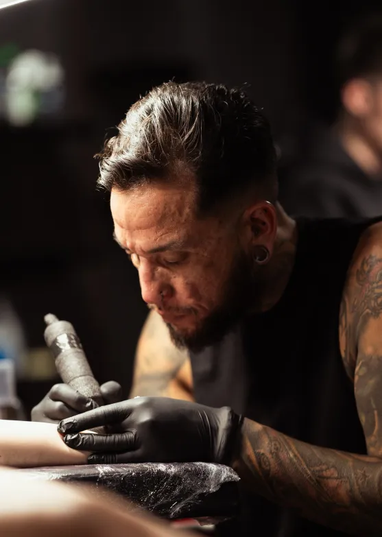 Rafael Salcedo, tatuador en estudio de tatuajes Nero Tattoo Parlour, en Tenerife.